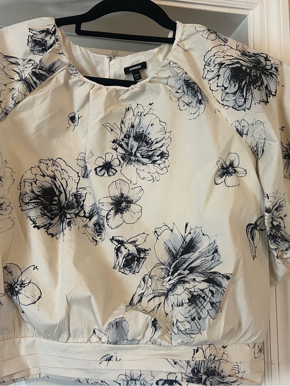 Express Women's White Floral Puff-Sleeve Crop Top